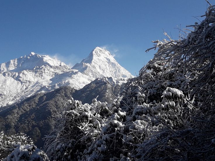 Panoramic Himalayan mountain range under clear skies, ideal scenery during the best time to visit Nepal for trekking